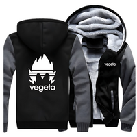 Veste polaire noire avec manches grises et capuche, design Vegeta inspiré de Dragon Ball, doublure chaude et douce, idéale pour les fans de manga et les saisons froides.