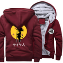 Veste Dragon Ball rouge avec doublure polaire épaisse. Silhouette Saiyan noire sur fond lune jaune avec étoiles rouges et inscription "サイヤ人" (Saiyan) au dos. Logo "悟" blanc à l'avant pour un style inspiré de l'univers Dragon Ball.
