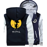 Veste Dragon Ball bleue et blanche avec doublure polaire épaisse. Silhouette Saiyan noire sur fond lune jaune avec étoiles rouges et inscription "サイヤ人" (Saiyan) au dos. Logo "悟" blanc à l'avant pour un style fidèle à l'univers Dragon Ball.