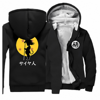 Veste Dragon Ball noire avec doublure polaire pour homme. Silhouette Saiyan emblématique sur fond lune jaune avec étoiles et inscription "サイヤ人" (Saiyan) au dos. Logo "悟" à l'avant pour un style fidèle à l'univers Dragon Ball. Confortable et chaude.