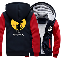 Veste Dragon Ball noire avec manches rouges pour homme. Design silhouette Saiyan devant une lune jaune étoilée et inscription "サイヤ人" (Saiyan) au dos. Doublure polaire pour plus de confort et chaleur. Logo emblématique "悟" à l'avant.