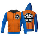 Veste à capuche zippée inspirée de Goku, combinant un design orange vif et bleu contrasté. Le symbole maître Kame est imprimé sur la poitrine et en grand format à l'arrière. Dotée d'une capuche noire et de manches bleues, cette veste capture l'esprit de Dragon Ball pour un look fidèle et fonctionnel.