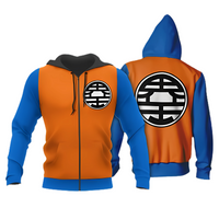 Veste à capuche zippée inspirée de Goku, combinant un design orange vif et bleu contrasté. Le symbole maître Kame est imprimé sur la poitrine et en grand format à l'arrière. Dotée d'une capuche noire et de manches bleues, cette veste capture l'esprit de Dragon Ball pour un look fidèle et fonctionnel.