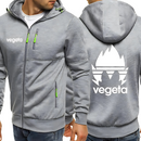Veste zippée grise avec capuche et détails verts fluo sur les fermetures éclair et les cordons. Le devant affiche discrètement le texte "Vegeta", tandis que le dos arbore un logo blanc Vegeta stylisé en grand. Parfaite pour une tenue confortable et stylée, idéale pour les amateurs d'animés.