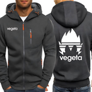 Veste zippée grise moderne avec capuche, ornée du texte "Vegeta" sur le devant et d'un grand logo Vegeta stylisé au dos. Dotée de poches zippées orange pour une touche de contraste, elle offre un style élégant et pratique pour les fans d'animés.