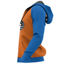 Vue latérale d'une veste zippée à capuche inspirée de Goku. Cette veste arbore un design audacieux avec un corps orange et des manches bleues, accompagnées d'une capuche noire. Le symbole maître Kame est partiellement visible sur le côté, mettant en valeur le style emblématique de Dragon Ball.