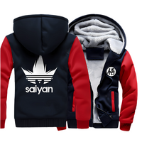 Veste Saiyan à capuche bleu marine avec manches rouges, doublée de polaire grise douce pour une chaleur maximale. Design inspiré des Saiyans avec logo à l'arrière.