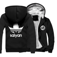 Veste Saiyan à capuche noire, avec doublure en polaire grise douce et logo Saiyan blanc à l'arrière. Idéal pour les fans de l'univers Saiyan.