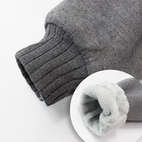 Gros plan sur la manche d'une veste d'hiver avec un poignet côtelé gris et une doublure intérieure en polaire blanche. Idéal pour maintenir la chaleur et assurer un confort maximal pendant les saisons froides.