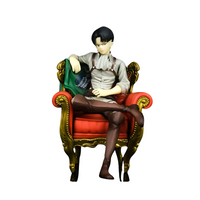 Figurine Levi de l'Attaque des Titans dans une pose sérieuse sur une chaise en décor sombre