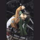 Gros plan de la figurine de Levi de l'Attaque des Titans, mettant en avant son expression déterminée et son équipement de manœuvre tridimensionnel.