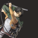Vue rapprochée de la figurine de Levi de l'Attaque des Titans, montrant son visage et son équipement avec une expression intense.