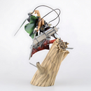 Vue de dos de la figurine de Levi de l'Attaque des Titans en position d'attaque sur une souche d'arbre, montrant le détail de son équipement.