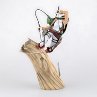 Vue complète de la figurine de Levi de l'Attaque des Titans, en action sur une souche d'arbre, utilisant son équipement tridimensionnel.