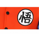 Gros plan du Kanji "Go" sur une veste Teddy Dragon Ball couleur orange, symbole emblématique de Son Goku.