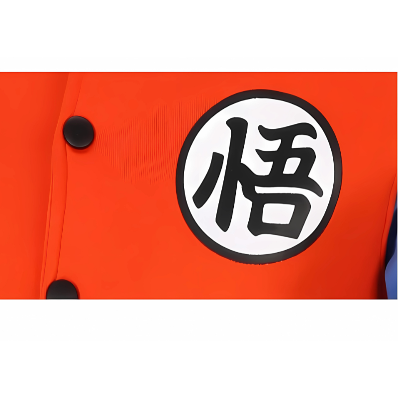 Gros plan du Kanji "Go" sur une veste Teddy Dragon Ball couleur orange, symbole emblématique de Son Goku.