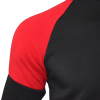 Gros plan sur l'épaule du hoodie Dragon Ball noir et rouge, mettant en valeur les coutures soignées et le contraste des couleurs. Inspiré de l'univers de Goku et Dragon Ball Z.