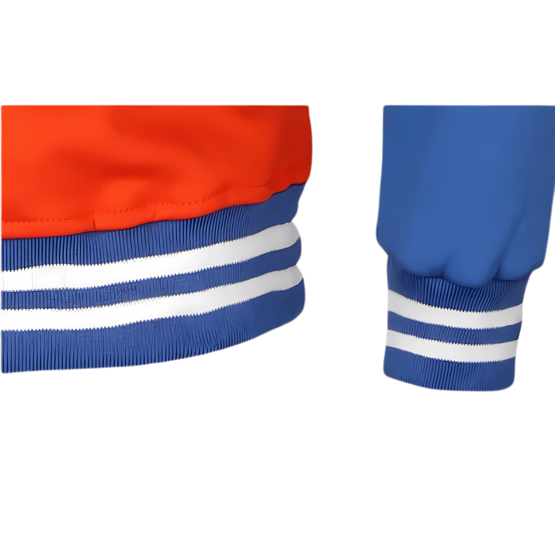 Gros plan des poignets et de l'ourlet rayés bleu et blanc d'une veste Teddy Dragon Ball orange et bleue, style sportif et ajusté.