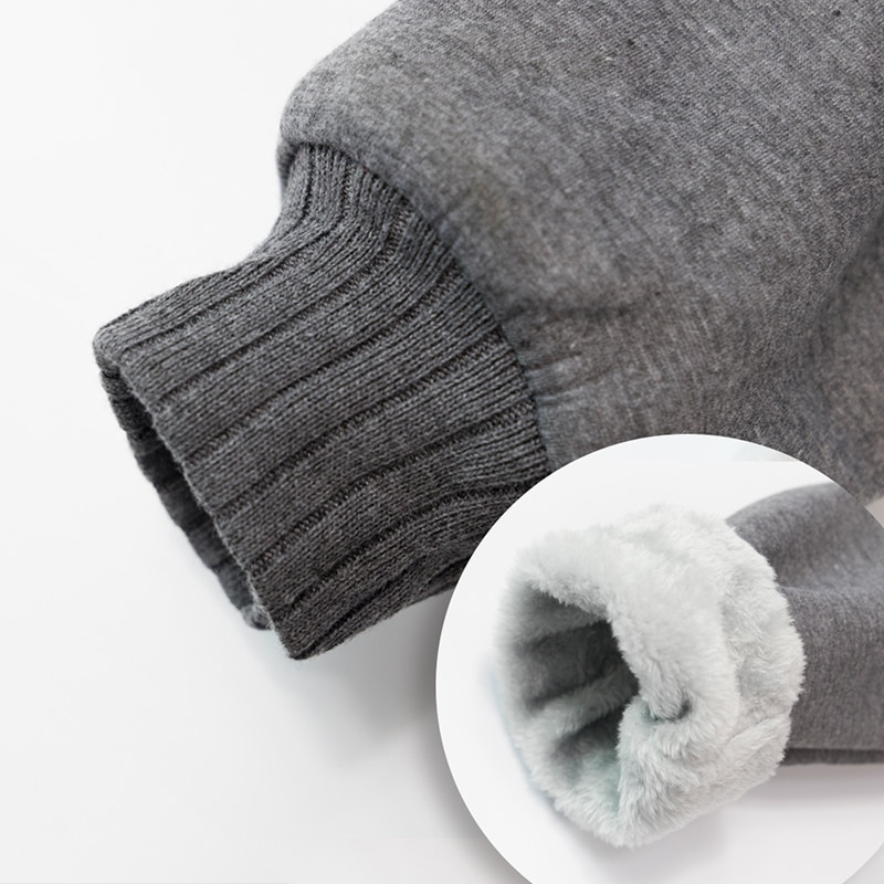 Gros plan sur un poignet renforcé en tissu élastique avec doublure polaire intérieure, conçu pour une isolation thermique parfaite et une protection contre le froid.

