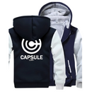 Veste bleu marine et gris clair pour homme à capuche avec doublure en polaire chaude, décorée du logo emblématique Capsule Corp de *Dragon Ball* au dos. Une pièce confortable et stylée, parfaite pour les fans d'anime et de mangas.