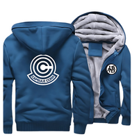 Veste bleue pour homme à capuche avec doublure en polaire grise épaisse, ornée du logo Capsule Corp en blanc au dos et du symbole "悟" (illumination) sur la poitrine. Confortable et chaude, elle est idéale pour les fans de *Dragon Ball* pour l'hiver.