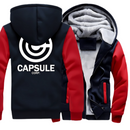 Veste bleu marine et rouge pour homme à capuche avec doublure en polaire chaude. Le dos est orné du logo Capsule Corp, célèbre emblème de *Dragon Ball*. Confortable et stylée, cette veste est parfaite pour les fans d'anime et de mangas.