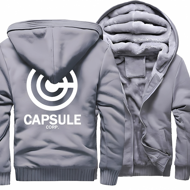 Veste grise pour homme à capuche avec doublure en polaire chaude et épaisse, ornée du logo Capsule Corp de *Dragon Ball* au dos. Idéale pour les fans de mangas et d'anime recherchant confort et style pour l'hiver.