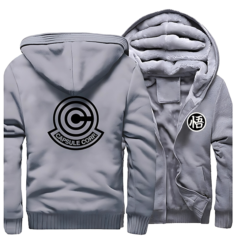 Veste grise pour homme à capuche avec doublure en polaire chaude et épaisse, ornée du logo Capsule Corp en noir au dos et du symbole "悟" (illumination) sur la poitrine. Une veste confortable et élégante, parfaite pour les fans de *Dragon Ball* durant l'hiver.