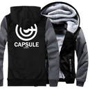 Veste noire avec manches grises pour homme à capuche, doublure en polaire chaude, et logo Capsule Corp de *Dragon Ball* au dos. Une veste confortable et stylée, parfaite pour les fans d'anime en hiver.