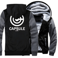 Veste noire avec manches grises pour homme à capuche, doublure en polaire chaude, et logo Capsule Corp de *Dragon Ball* au dos. Une veste confortable et stylée, parfaite pour les fans d'anime en hiver.