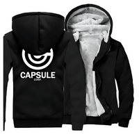 Veste noire pour homme à capuche avec doublure en polaire épaisse et chaude, ornée du logo Capsule Corp au dos. Une pièce confortable et élégante, idéale pour les fans de *Dragon Ball* et d'anime.