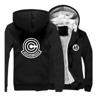 Veste noire pour homme à capuche avec doublure en polaire épaisse, ornée du logo Capsule Corp dans le dos et du symbole "悟" (illumination) sur le devant. Parfaite pour les fans de *Dragon Ball*, cette veste combine style, chaleur et confort.