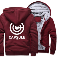 Veste rouge pour homme à capuche avec doublure en polaire épaisse et chaude, ornée du logo Capsule Corp de *Dragon Ball* au dos. Une pièce confortable et stylée, idéale pour les fans de mangas et d'anime durant l'hiver.