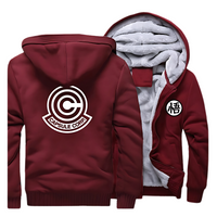 Veste rouge pour homme à capuche avec doublure en polaire grise épaisse et chaude, ornée du logo Capsule Corp en blanc au dos et du symbole "悟" (illumination) sur le devant. Conçue pour les fans de *Dragon Ball*, elle allie style et confort pour l'hiver.