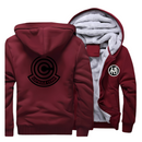 Veste rouge pour homme à capuche avec doublure en polaire grise, ornée du logo Capsule Corp en noir au dos et du symbole "悟" (illumination) sur le devant. Idéale pour les fans de *Dragon Ball*, cette veste allie confort, style et chaleur pour l'hiver.