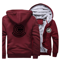 Veste rouge pour homme à capuche avec doublure en polaire grise, ornée du logo Capsule Corp en noir au dos et du symbole "悟" (illumination) sur le devant. Idéale pour les fans de *Dragon Ball*, cette veste allie confort, style et chaleur pour l'hiver.