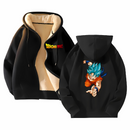 Veste Dragon Ball noire pour homme avec doublure en polaire beige. Illustration de Goku en mode Super Saiyan Blue au dos. Logo Dragon Ball coloré sur la poitrine. Une veste chaude et stylée parfaite pour les fans de Dragon Ball Super.