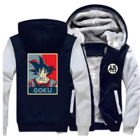 Veste bleu marine et blanche pour homme à capuche avec doublure en polaire chaude, illustrée de Goku de Dragon Ball au dos et du symbole "悟" (sagesse ou illumination) sur le devant. Conçue pour les fans d'anime et de mangas, cette veste offre un mélange unique de style et de confort pour l'hiver.