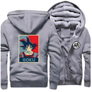 Veste grise pour homme à capuche avec doublure en polaire chaude, illustrée de Goku de Dragon Ball au dos et du symbole "悟" (sagesse ou illumination) sur le devant. Une pièce parfaite pour les fans de mangas et d'anime alliant style et confort.