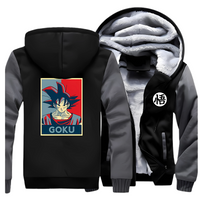 Veste noire et grise pour homme à capuche avec doublure en polaire chaude, décorée de Goku de Dragon Ball au dos et du symbole "悟" (sagesse ou illumination) sur le devant. Idéale pour les fans de mangas et d'anime, cette veste allie style, confort et chaleur.