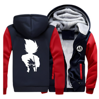 Veste Dragon Ball chaude pour homme avec double silhouette blanche de Goku (adulte et enfant). Design bicolore noir avec manches rouges et doublure polaire grise pour plus de confort. Logo emblématique "悟" sur la poitrine.