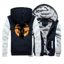 Veste chaude pour homme inspirée de Dragon Ball Z avec silhouette de Kid Goku en noir sur un logo orange à quatre étoiles. Manches grises et doublure polaire épaisse pour un confort optimal et un style moderne.