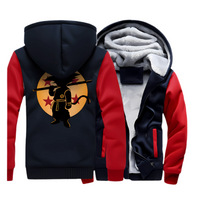 Veste polaire chaude pour homme inspirée de Dragon Ball Z. Silhouette noire de Kid Goku sur un fond orange à quatre étoiles. Manches rouges contrastantes pour un style moderne et confortable.