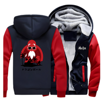 Veste Dragon Ball noire avec manches rouges et doublure polaire épaisse pour homme. Illustration au dos de Maître Roshi en rouge, avec une île tropicale et le logo japonais "ドラゴンボール". Logo "The Master" blanc imprimé sur le devant. Style confortable et chaud pour les fans de Dragon Ball.