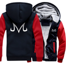 Veste pour homme à capuche avec doublure en polaire douce et épaisse. Design bleu marine avec manches rouges et logo Majin blanc imprimé au dos et sur la poitrine. Inspirée de l'univers *Dragon Ball*, cette veste chaude est idéale pour les fans.