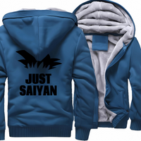 Veste bleue "Just Saiyan" avec design noir, doublure chaude en molleton, idéale pour les fans de Dragon Ball Z recherchant confort et style en hiver.