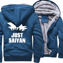 Veste bleue en molleton "Just Saiyan", inspirée de Dragon Ball Z, avec doublure chaude et design unique, parfaite pour les amateurs d'anime en hiver.

