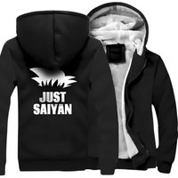 Veste noire en molleton "Just Saiyan", inspirée de Dragon Ball Z, parfaite pour l'hiver avec une doublure chaude et un design moderne.

