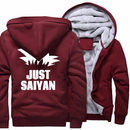 Veste rouge "Just Saiyan" avec design blanc, intérieur en molleton chaud, parfaite pour les fans de Dragon Ball Z qui veulent rester stylés et au chaud cet hiver.