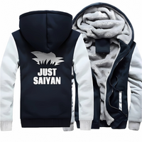 Veste polaire noire et blanche avec inscription "Just Saiyan", design inspiré de Dragon Ball, manches blanches et capuche doublée en fourrure douce, parfaite pour l’hiver et les fans de manga.